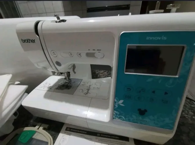 Máquina De Costura e de Bordar Semi Nova 