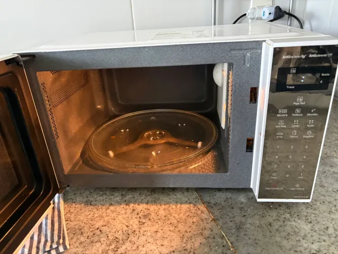 Panasonic 21L microwave, model NN-ST27L