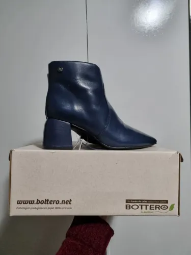 Bota nova na cx,bottero n°39 azul marinho,couro legítimo, com ziper, salto bloco 6,5cm