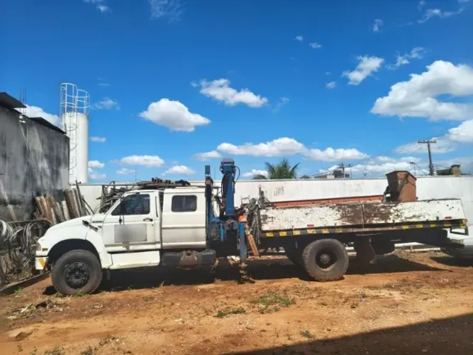Caminhão Ford Sapão F-14000 Munck Capacidade 5.000kg