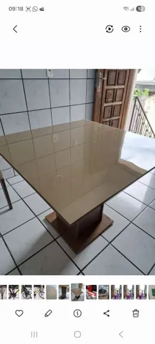 Mesa de jantar com tampao de vidro medindo 90x99cm e 89cm altura