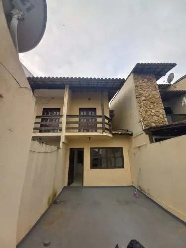 Casa Duplex para aluguel com 2 quartos, 2 banheiros, quintal e garagem, em Sol e Mar, Maca