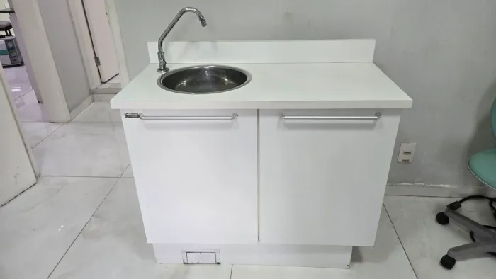 Armário Especial Para Consultórios odontológico medindo 1,05 x 0,51