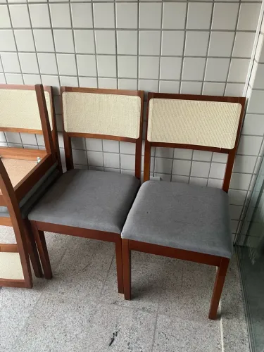 Cadeiras de madeira com palha sintética