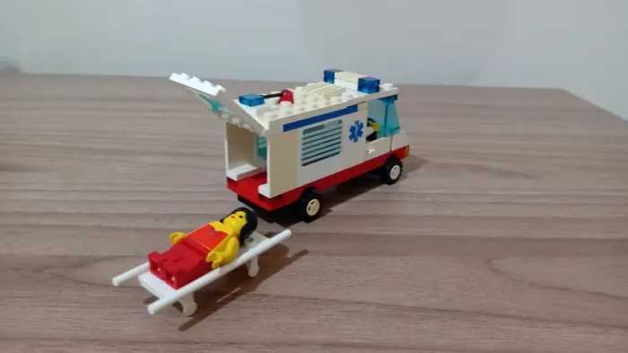 Ambulância de Lego original - Brinquedo de montar - De 299 por R$ 199