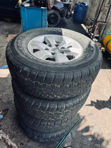 RODAS ARO 16 HILLUX COM PNEUS AT MEIA VIDA