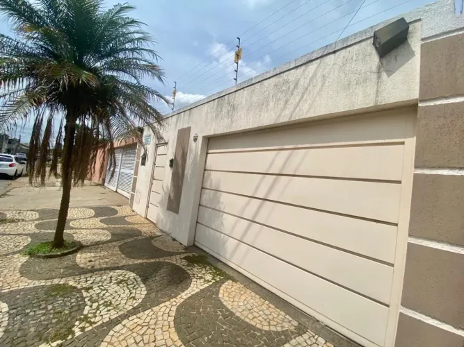 Casa com 3 quartos, sendo 1 suíte, com varanda gourmet no Jardim Atlântico