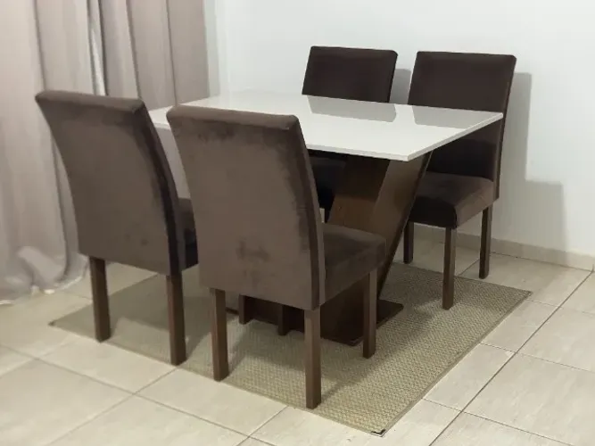 Mesa Tampo de Vidro/MDF com 4 cadeiras