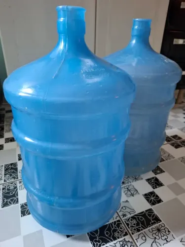 Garrafão plástico para água 20 litros.