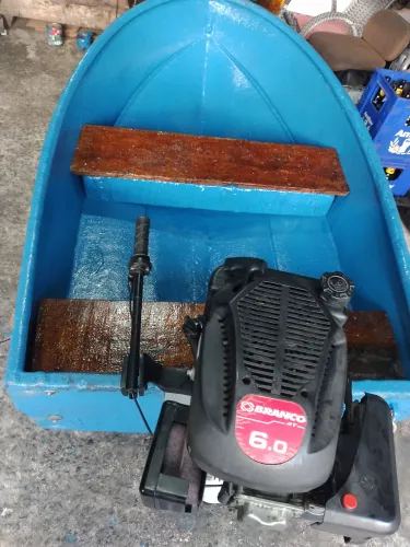 Barco de fibra com 2.5 de comprimento com motor de 6.0 Hp marca branco