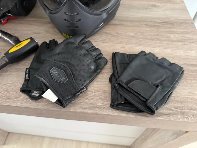 Vendo capacetes,luvas e cadeado