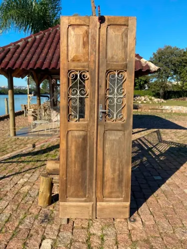 PORTA ANTIGA FOLHAS DUPLAS MADEIRA MACIÇA COM DIVERSOS ENTALHES  E GRADES MACIÇAS