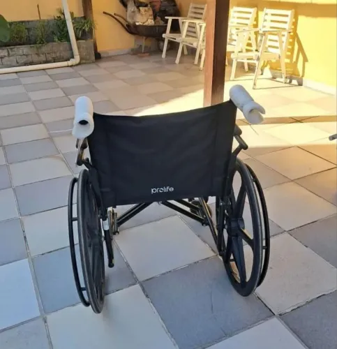 Vendo Cadeira de rodas semi nova