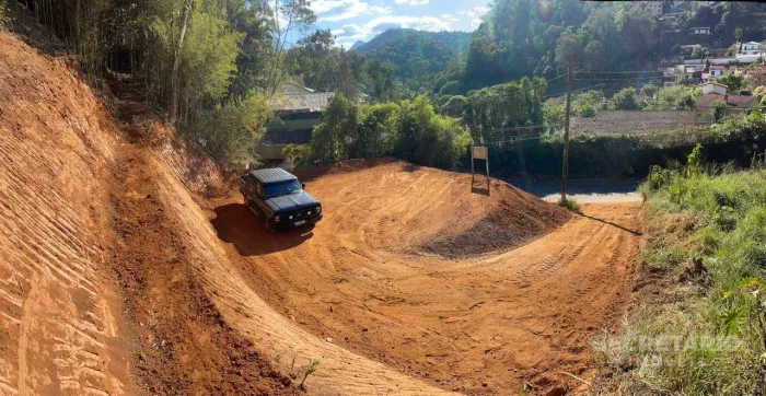 Terreno à venda, 870 m² por R$ 300.000,00 - Nogueira - Petrópolis/RJ