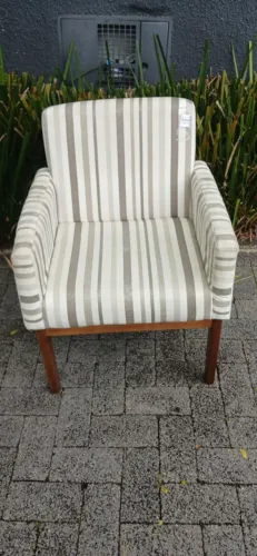 Poltrona L 61 x A 80 x P 56 R$ 120,00