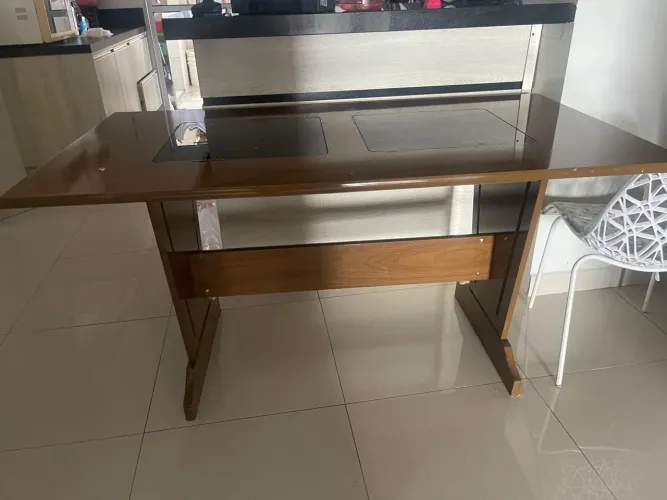 Mesa sem cadeiras
