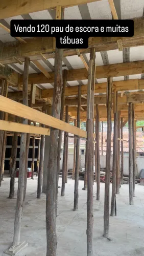 Material obra pau de escora e tábuas