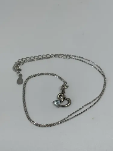 Colar de prata com pingente de coração com detalhes azul