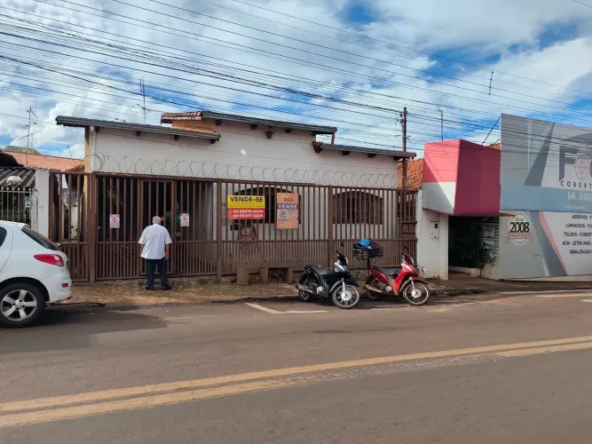 Venda de casas comercial e residencial em ótima localização no setor central.