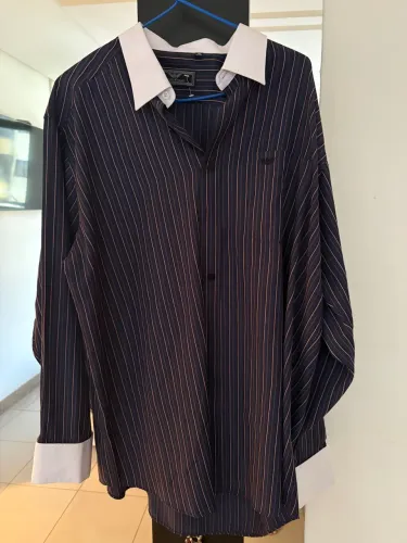 Camisas e calças de marca