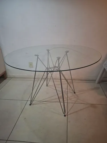 Mesa de jantar Eames 1,20m - com tampo de vidro e pés de metal