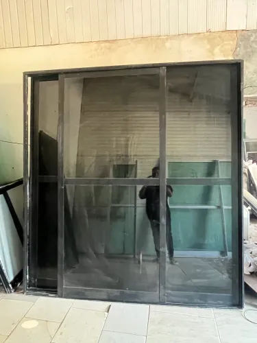 Porta de alumínio preta