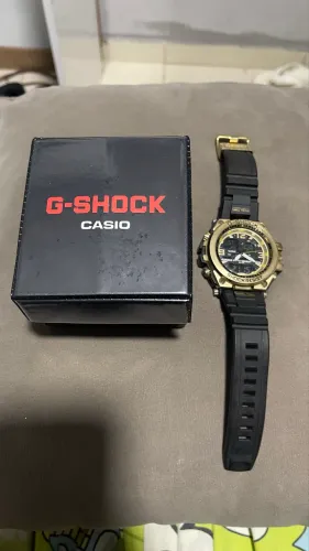 Casio G-Shock GA-900AG-1A (preto com detalhes dourados).