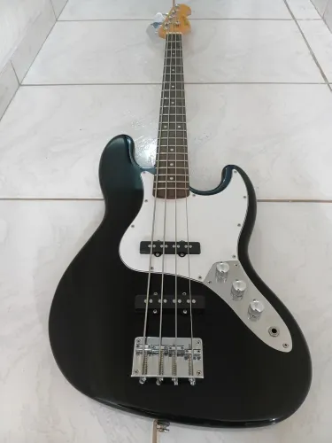 Contrabaixo Michael jazz bass série especial com captadores alnico de alto ganho