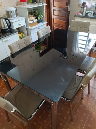 Mesa de vidro temperado com pernas de ferro e 6 cadeiras
