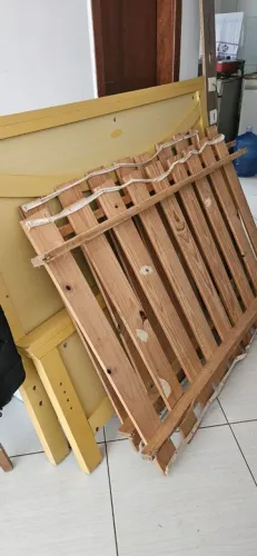 Cama de casal desmontada em bom estado