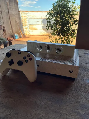 xbox one s 1tb acompanhado um controle é um cooler do videogame