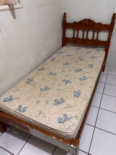 Cama de solteiro de madeira 