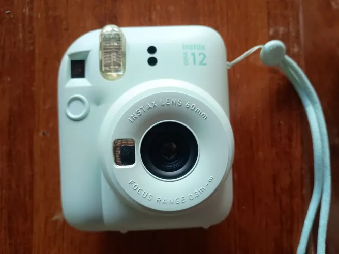 Vendo Instax Mini 12 semi nova whatsapp 62- *