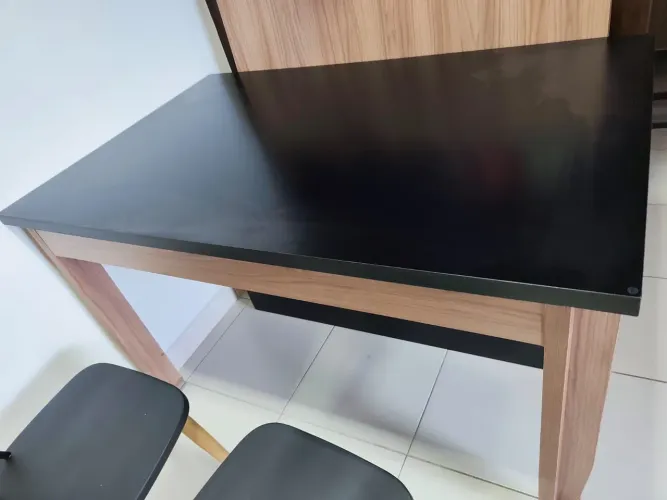 Mesa de madeira MDF retangular com vidro de 8mm e pernas com rodízio sala de estar