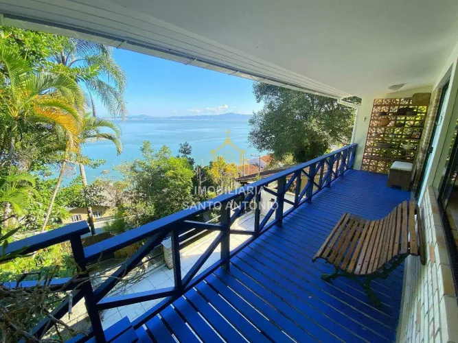 Casa com Vista Mar Deslumbrante e Amplo Terreno Arborizado