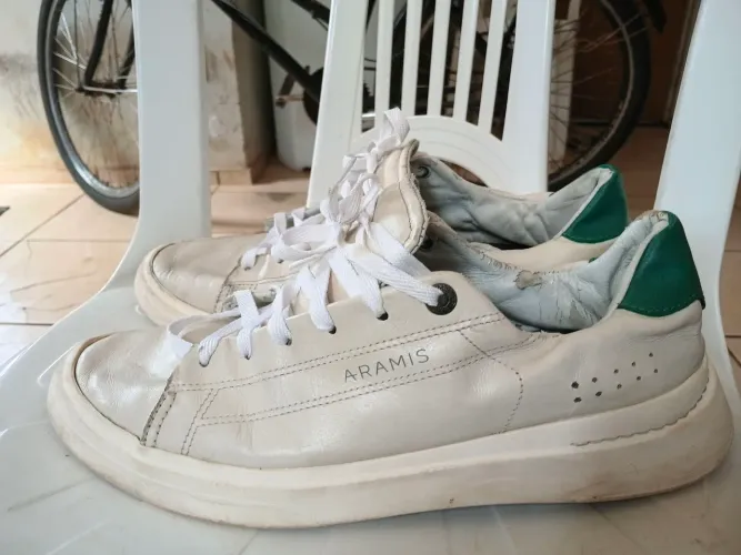 Tenis aramis bem conservado tamanho 43 ainda dar pra usar por muito tempo valor 100 reais
