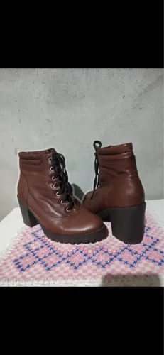 Bota de salto marrom