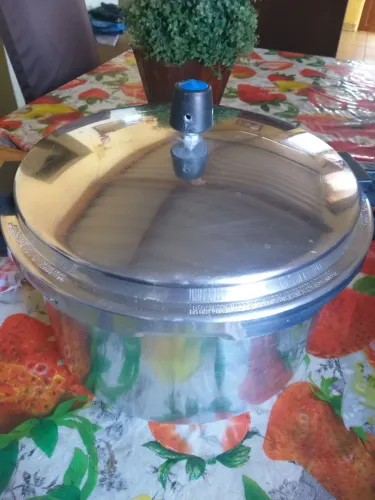 Vendo 1 fogão e uma panela de pressão 12 litros tudo seme Novo