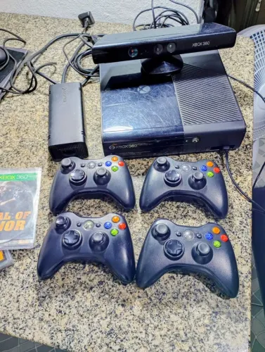 Vendo xbox 360 excelente estado com Kinect e 4 manetes e vários jogos