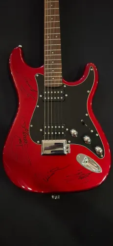 Guitarra Custom Autografada pela Banda SEPULTURA