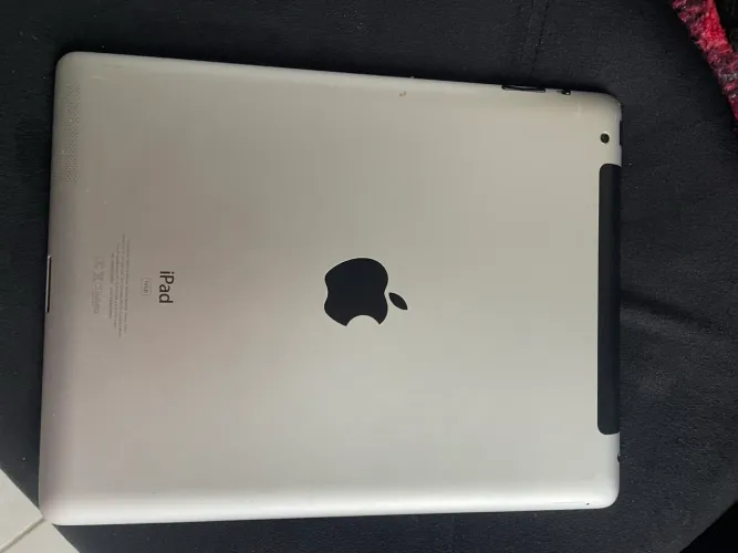 iPad antigo, funcionando perfeitamente. Ótimo para vídeos, estudos leves e uso básico.