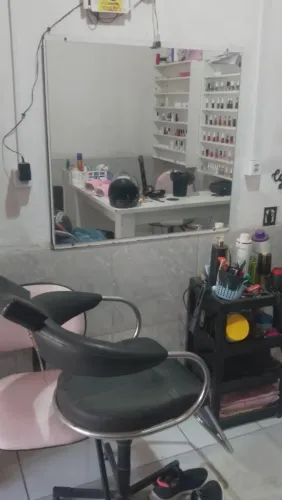 Cadeira pra cabeleireiro, carrinho auxiliar e espelho 