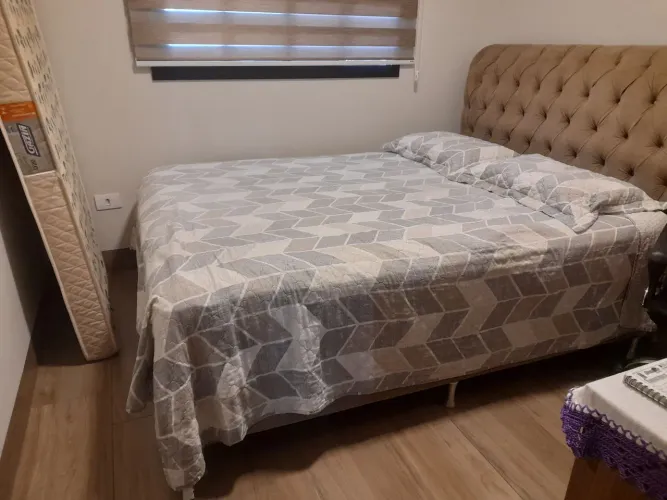 Cama com cabeceira e colchão queen