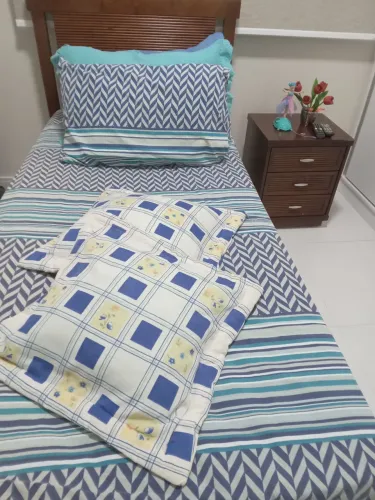 Cama solteiro em mogno com colchão