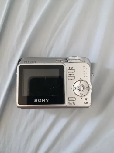 vendo essa câmera Sony falta colocar uma carcaça e o cabo flet completo do disparo dela 
