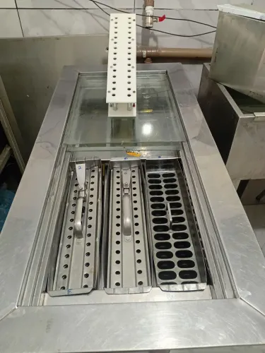 Vendo produtora de picolés com 6 formas.
