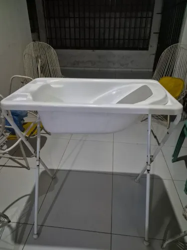 Banheira Infantil com Suporte e Assento - Bem Conservada