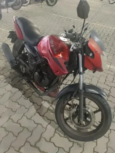 Dafra apache com alguns detalhes, como se vê nas fotos.