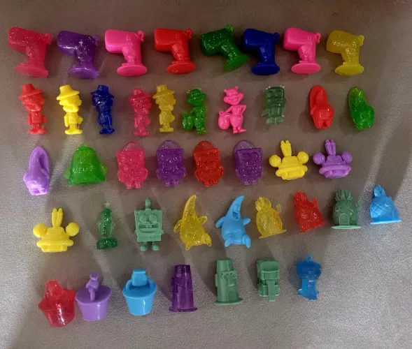 Lote 40 peças baravinho  surpresa  bob esponja