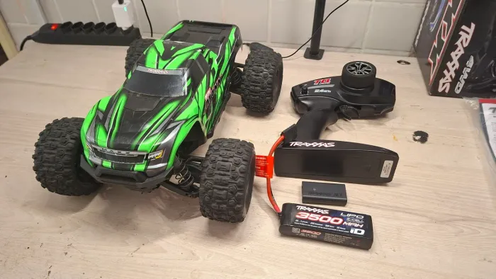 Automodelo RC Traxxas Mini Maxx BL-2S 4wd Elétrico
